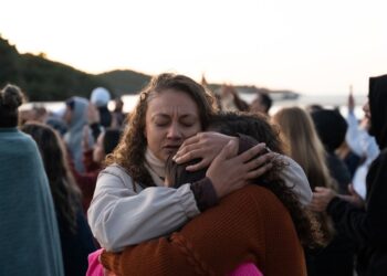Saiba onde surgiu o movimento que tem levado milhares de cristãos às praias durante a madrugada no Brasil