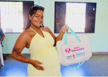 Prefeitura de Manaus entrega kits ‘Mãe Manauara’ a gestantes da zona Leste